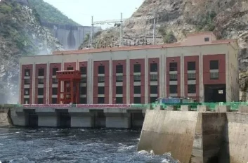 La finalització d'una central hidroelèctrica invertida per una empresa xinesa...